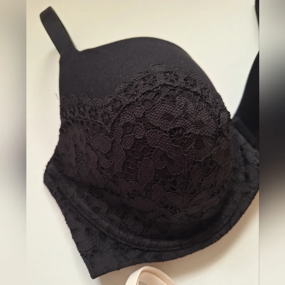 (2) Victoria‎ Secret Lace Bra